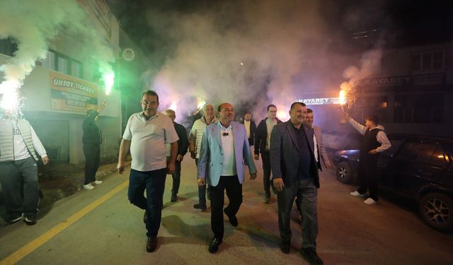 Kokarcayla mücadele için gitti, meşaleli teşekkürle karşılandı