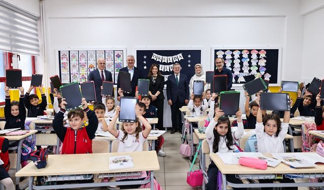 Osman Çelik'ten minik öğrencilere sürpriz ziyaret