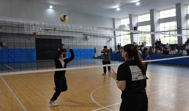 Büyükşehir, geleceğin voleybolcularını yetenek taramalarıyla keşfediyor