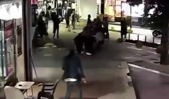 Anne ve kızını cadde ortasında darbettiler