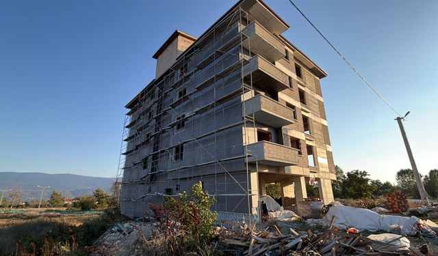 inşaatın 5. katından düşen işçi ağır yaralandı