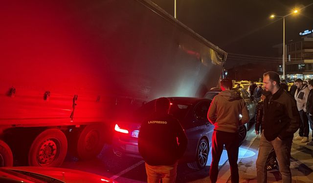 Tırın kafasından ayrılan dorse yola düştü
