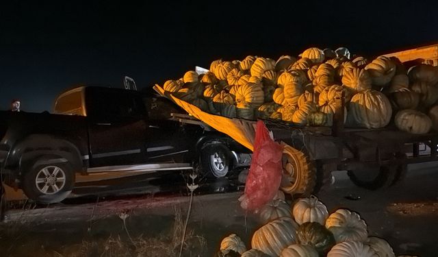 Kabak yüklü traktör pikapla çarpıştı: 4 yaralı