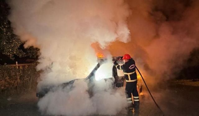 Düzce’de seyir halindeyken yanan otomobil kullanılamaz hale geldi