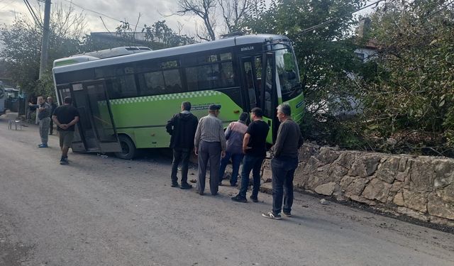 Halk otobüsü duvara çarptı: 10 yaralı