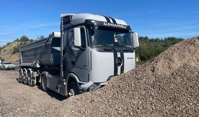 Bilecik'te tır kum yığınına çarptı: 1 yaralı