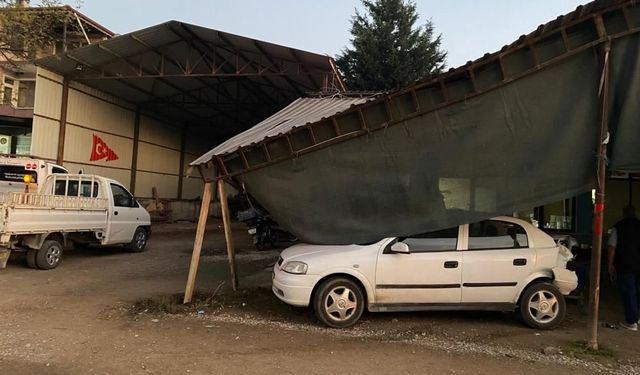 Kamyonla çarpışan otomobil kıraathaneye girdi