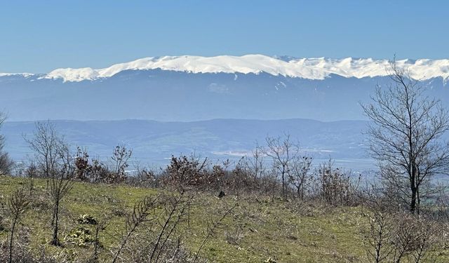 İznik Gölü ve Uludağ manzaralı köy