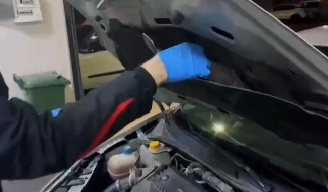 Otomobilin kaputundan uyuşturucu, cüzdandan altınlar çıktı