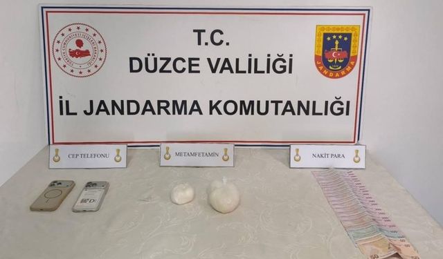 Araçta gizli bölmede uyuşturucuya 2 gözaltı