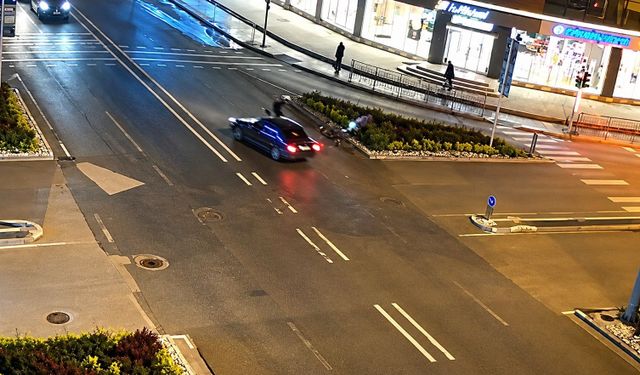 Aracın camından içeri girmişti kaza anı kamerada