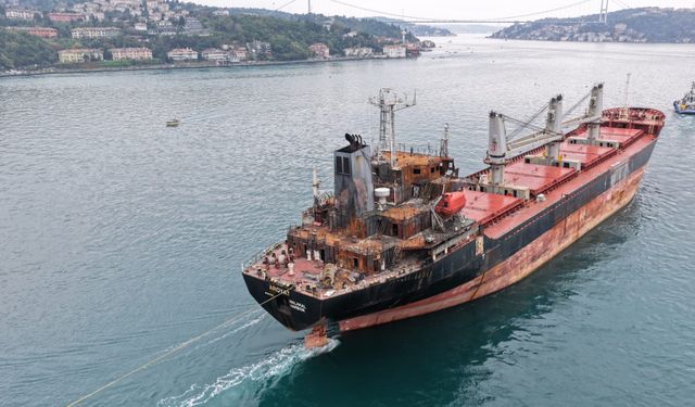 Karadeniz'de İHA saldırısına uğrayan "MV Aroyat" İstanbul Boğazı'ndan geçti