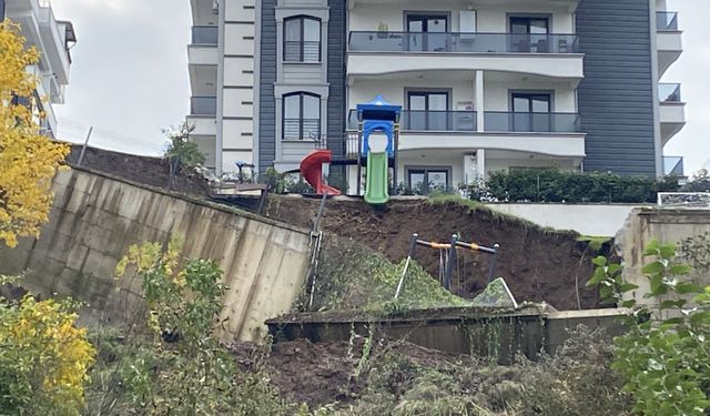 İstinat duvarı çöktü, kayan toprak çocuk parkını yuttu
