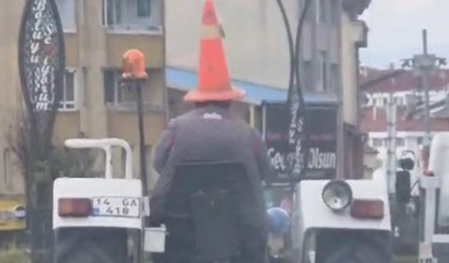 Trafikte ilginç görüntü: Başına duba geçirip traktör sürdü