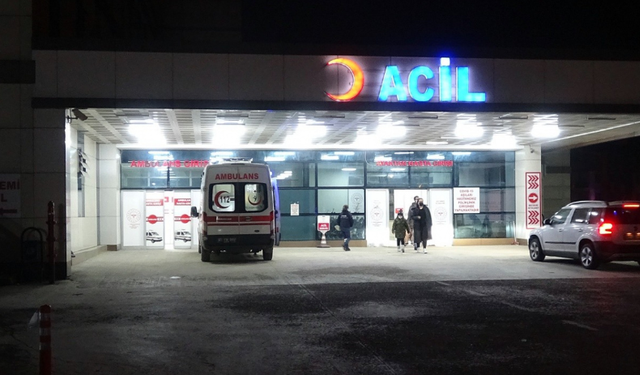 Traktör otomobille çarpıştı: 5 yaralı