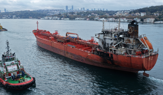 Karadeniz'de dron saldırısına uğrayan tankerin geçişinde İstanbul Boğazı trafiğe kapandı