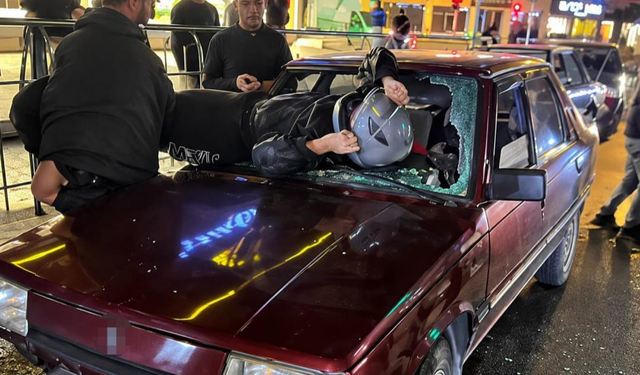 Otomobile çarptı! Camdan içeri girdi