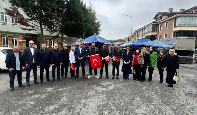 AK Parti Serdivan teşkilatı esnaf ve vatandaşa Türk bayrağı dağıttı