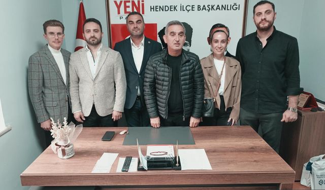 Hendek'te CHP'li 5 meclis üyesi Yeni Parti'ye katıldı