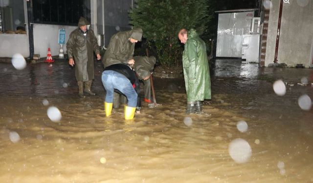 Ferizli’de şiddetli yağışa karşı çalışmalar sürüyor