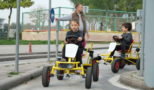 Serdivan Trafik Park’ta minikler hem öğreniyor hem eğleniyor