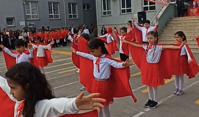 Serdivan Şehit Fethi Sekin İlkokulu Cumhuriyet Bayramı'nı erken kutladı