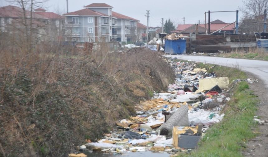 Elleriniz kırılsın! Su kanalından çöp akıyor