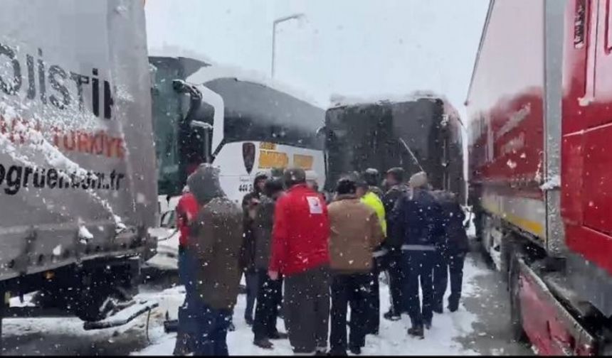 TEM Otoyolu’nda zincirleme kaza! Çok sayıda araç birbirine girdi