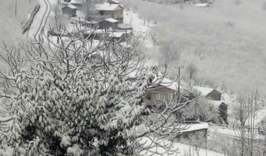 Karasu’nun yüksek kesimleri beyaza büründü