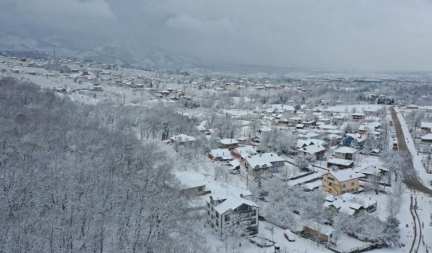 Kar yağışı sonrası Akyazı'da kartpostallık görüntüler oluşturdu