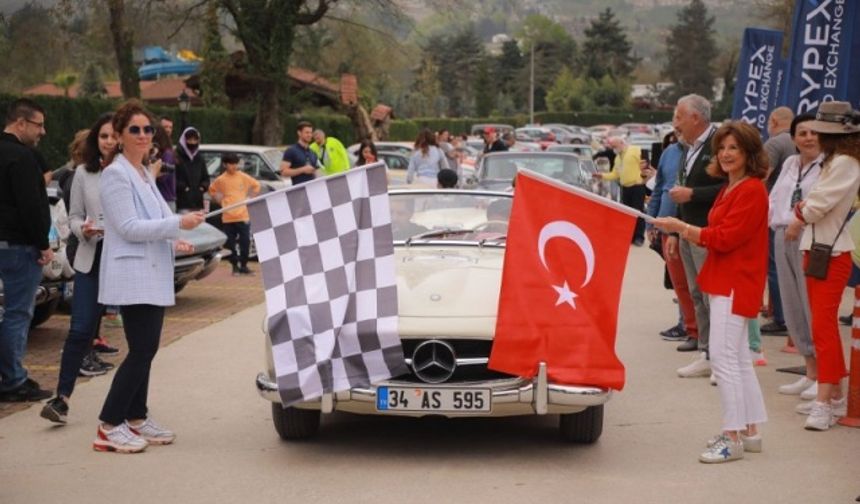 Nostaljik otomobiller kıyasıya yarış için Sakarya sokaklarına indi