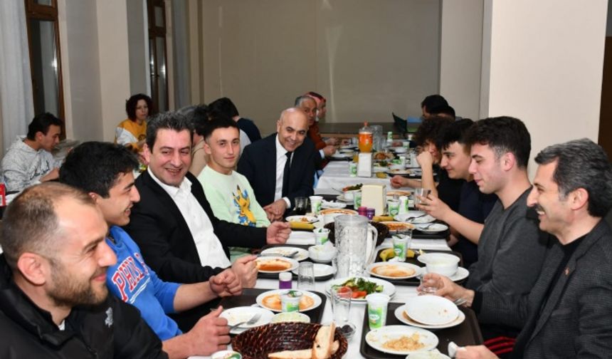 Müdür Savaşçı, Kocaali'de öğrencilerle iftarda bir araya geldi