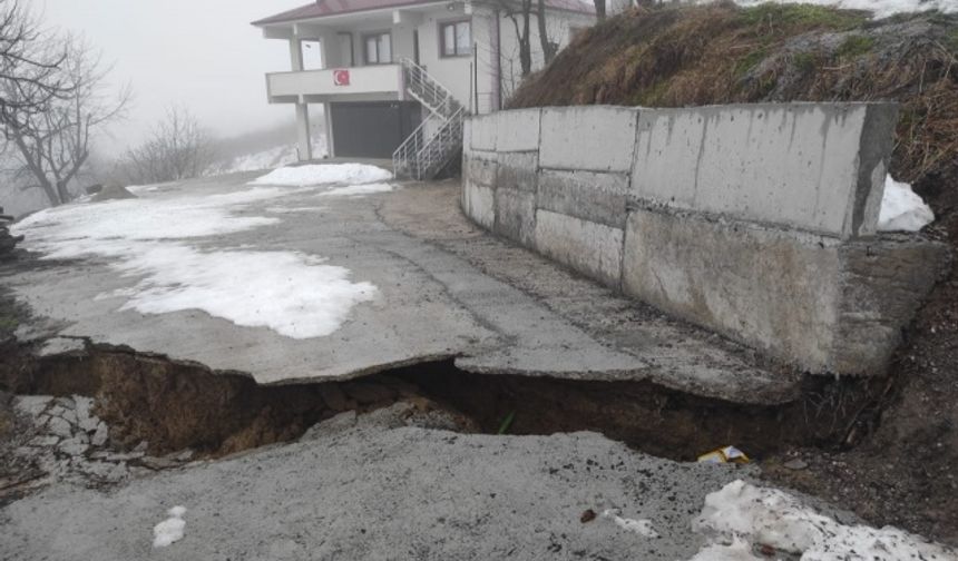 Akyazı'da heyelanlarla yoğun mücadele sürüyor