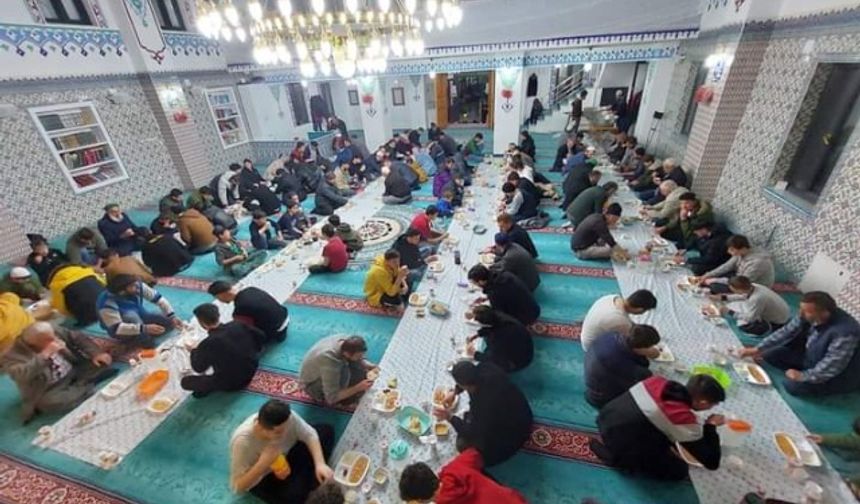 Akyazı'da geleneksel iftar programları mutluluk yaşatıyor