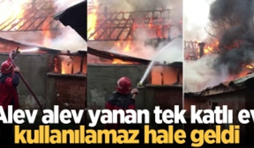 Alev alev yanan tek katlı ev kullanılamaz hale geldi