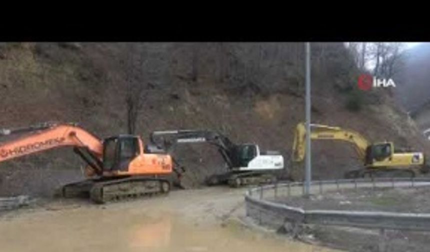 Toprağın yoldan kaldırıldığı Bolu Dağı Tüneli çalışmalar sonunda açılacak