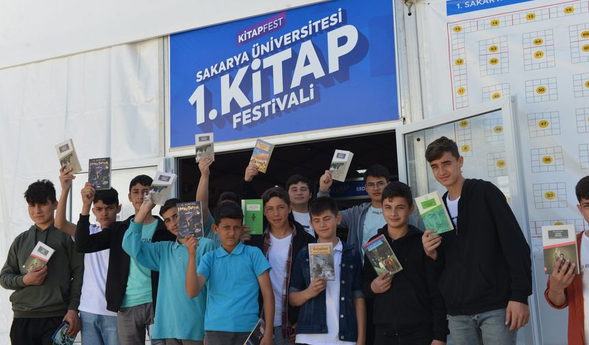 Kitap Kurdu Minikler Sakarya Üniversitesi Kampüsünde