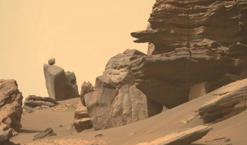 Mars'taki tuhaf kayalar görüntülendi