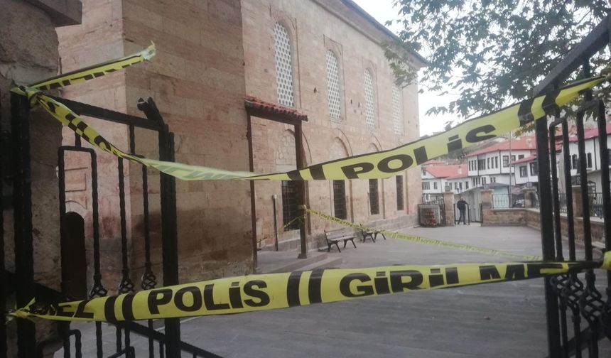 Cami avlusunda bıçaklı saldırı: 1 ağır yaralı