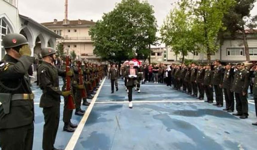 Vefat eden emekli astsubaya askeri tören