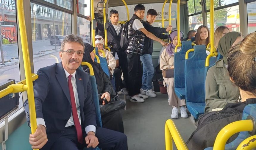 Erenler Belediye Başkanı Dinç, işe otobüsle gidip geliyor