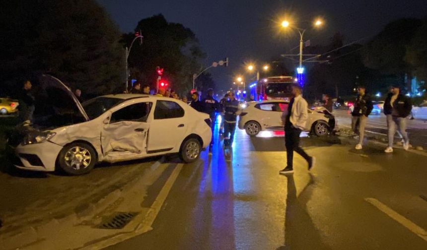 Trafik ışıklarında 2 otomobil çarpıştı: 1 yaralı
