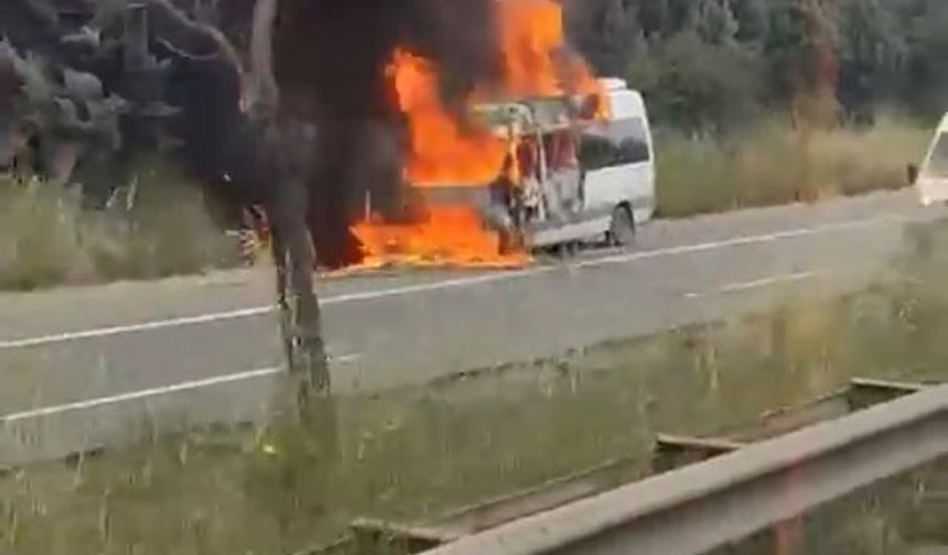 TEM'de minibüs alev alev yandı