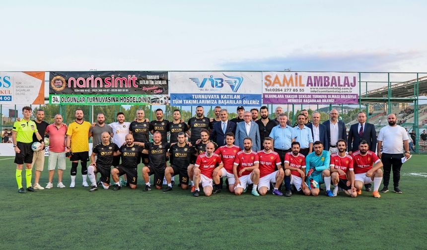 34. Sakarya Olgunlar Futbol Turnuvası başladı: Açılış maçının santrasını Başkan Alemdar yaptı