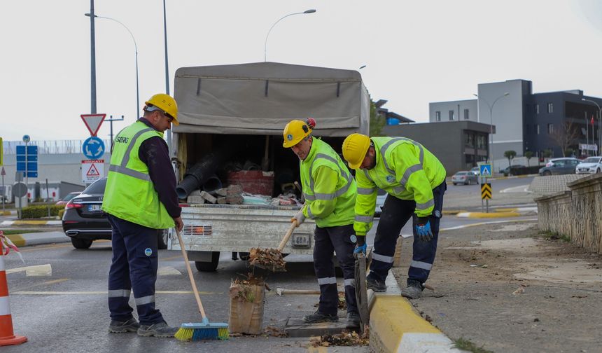 Büyükşehir kuvvetli yağışa karşı aksiyon aldı: SASKİ tek tek temizliyor