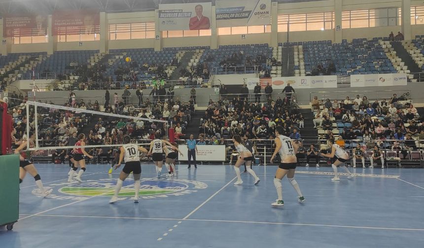 Sakarya Voleybol, Karşıyaka'ya 3-0 mağlup oldu