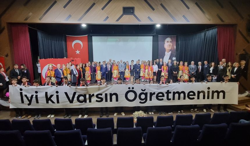 Öğretmenler Günü programı duygulandırdı