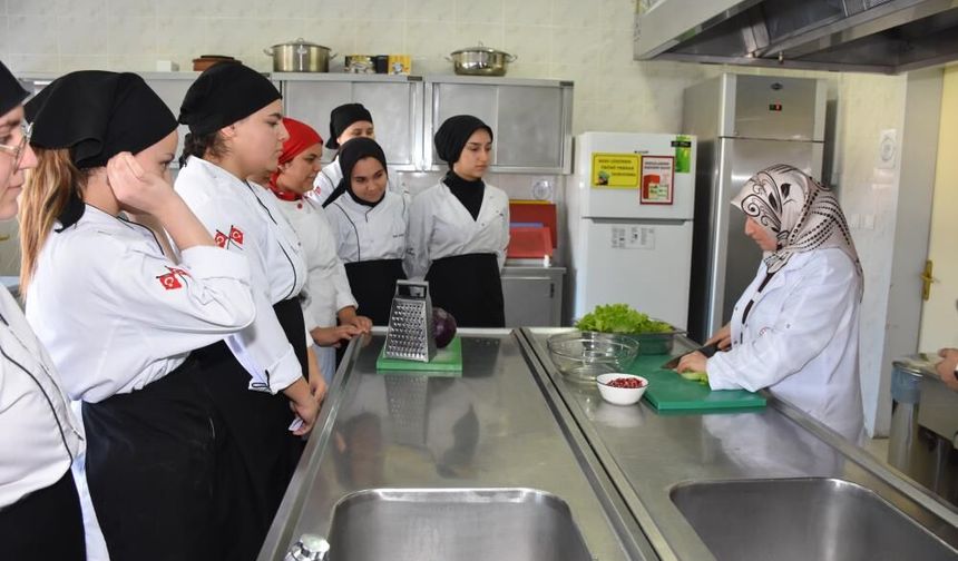 Taşımalı eğitim gören 2 bin 700 öğrencinin yemekleri liseli ablalarından