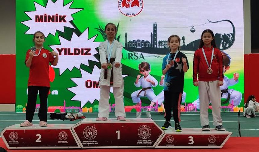 Akyazılı karateciler Bursa’dan 3 altın, 3 bronz madalya ile döndü