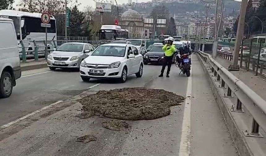 D100'de kamyondan dökülen çamur trafiği altüst etti